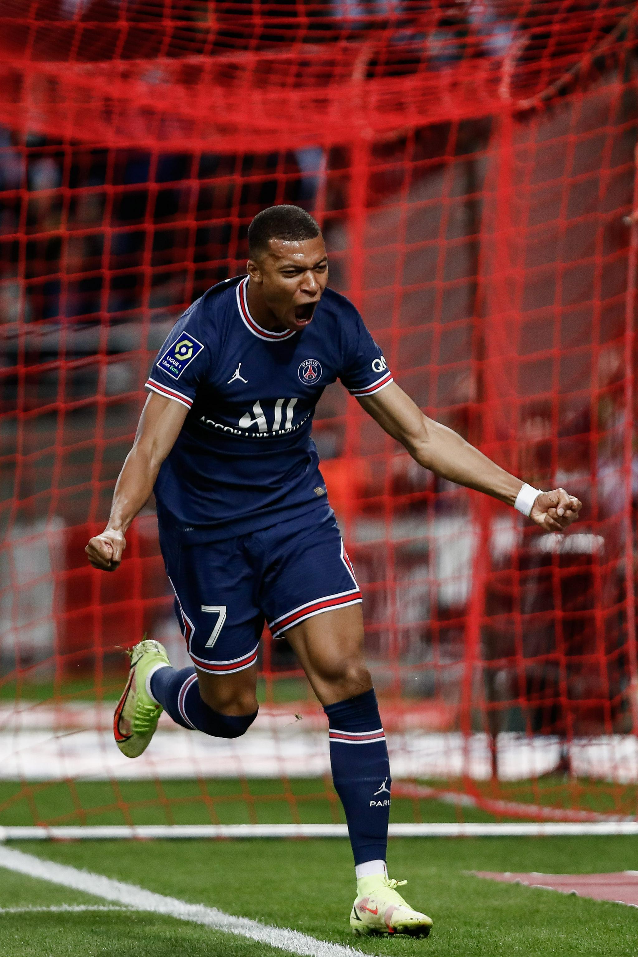 马卡：特尔施特根参加巴萨今日合练，有望复出入选欧冠大名单（马卡报：特尔施特根今日随巴萨合练，或复出进入欧冠名单）