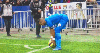 发疯了？里沙利松掐埃基蒂克脖子、推索博、肘击弗林蓬，均未染黄（里沙利松连出粗暴动作：掐埃基蒂克、推索博、肘击弗林蓬仍未吃黄牌）