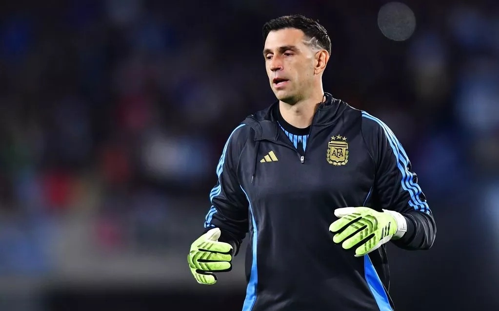 阿斯顿维拉主场2-1战胜阿森纳，延续连胜，双线作战表现亮眼。