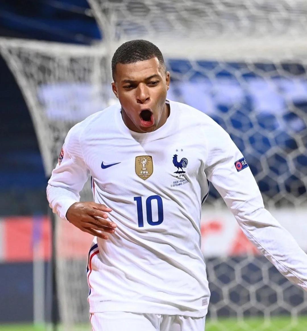 拉维亚开赛8分钟离场，球迷：他是我见过最易受伤的球员之一