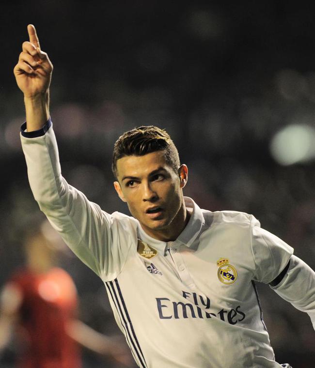 枯坐90分钟 33岁萨拉赫暗示离队 炮轰斯洛特：背信弃义一脚踹开我