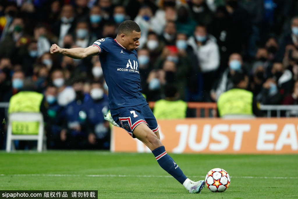 巅峰对决！海外情报：巴黎圣日尔曼1-3弗拉门戈（海外快讯：弗拉门戈3-1击败巴黎圣日尔曼，巅峰之战落幕）