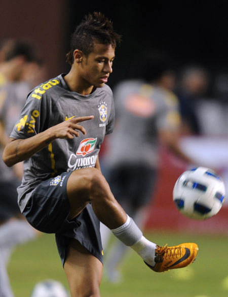 在利物浦夺冠巡游期间开车撞伤百人，肇事者被判21年半监禁（利物浦夺冠游行酿车祸致百人受伤，肇事司机获刑21年半）