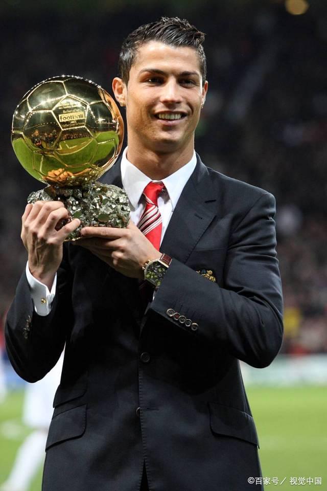 普拉蒂尼等尤文传奇与一线队见面，并参观海瑟尔惨案纪念碑