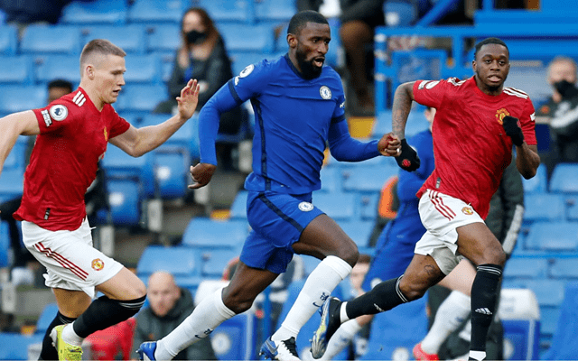 积雪已覆盖球场，加拿大联赛球员在雪战中完成潇洒倒钩得分