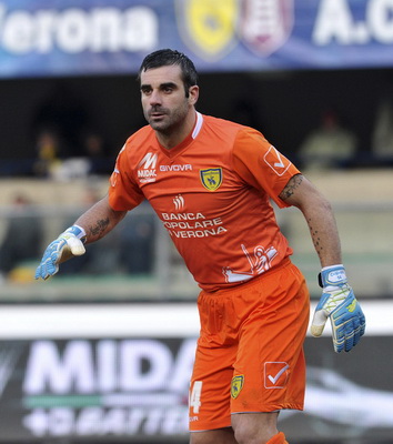 足球英超领头羊遭遇伤病危机，后卫告急