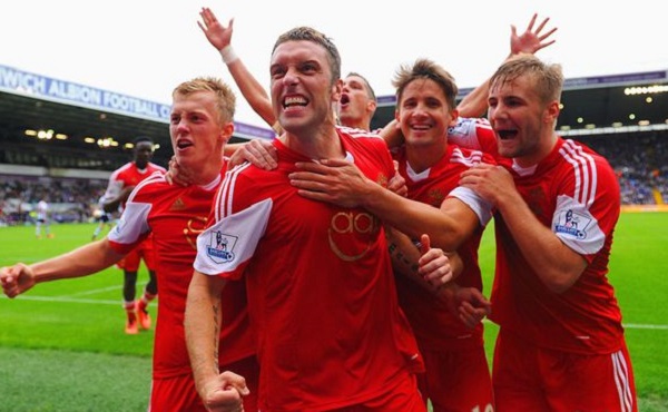 拉普拉塔大学生抗议阿足协新规，背身列队迎接联赛冠军罗萨里奥