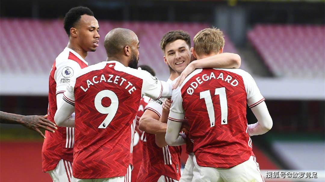 中甲冠军辽宁铁人队在沈阳故宫拍全家福：致敬历史，开启未来